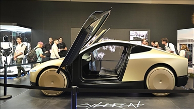 Musk'ın sürücüsüz taksi hizmeti sunacak aracı Cybercab, VivaTech'te görücüye çıktı