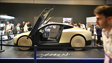 Tesla prezanton taksinë autonome ‘Cybercab’ në konferencën VivaTech 2025 në Paris