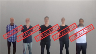Kırmızı bültenle aranan 5 kişi yakalanarak Türkiye'ye getirildi