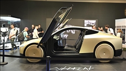 Musk'ın sürücüsüz taksi hizmeti sunacak aracı Cybercab, VivaTech'te görücüye çıktı