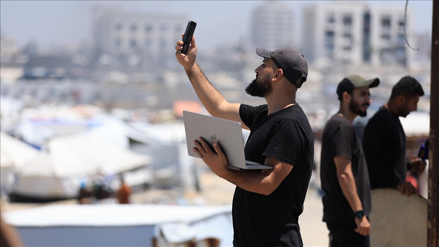 انقطاع الاتصالات يعزل غزة.. وصحفيوها يخاطرون لنقل الحقيقة (تقرير)