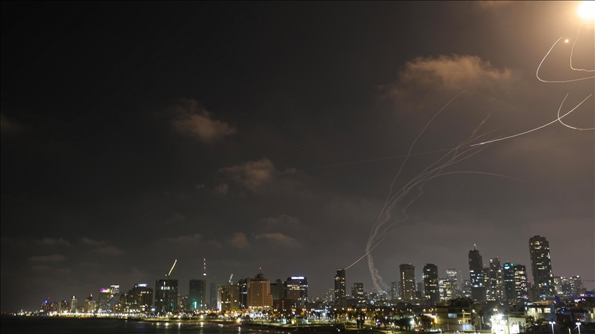 Israël affirme être « sous le feu » alors que l’Iran riposte