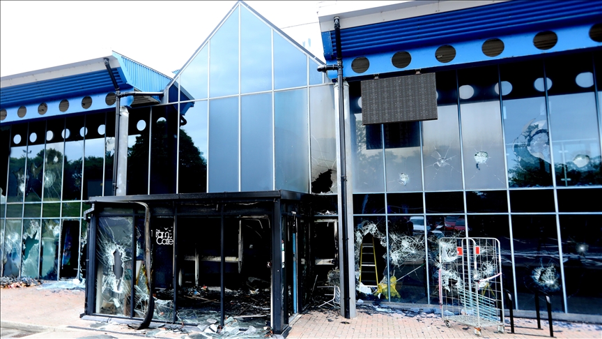 Police officers attacked as violent anti-immigrant riots hit Northern Ireland for 4th night