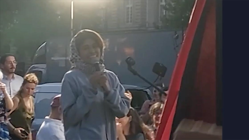 Madleen gemisinin Fransız aktivistlerinden AP üyesi Hassan, Paris’te coşkuyla karşılandı