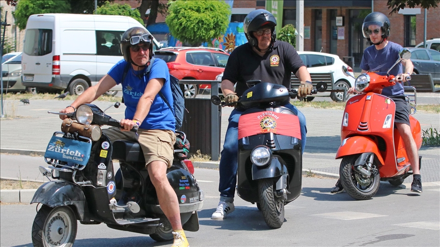 Susret ljubitelja vespe iz više od 20 država: Novi Sad postao vespa grad