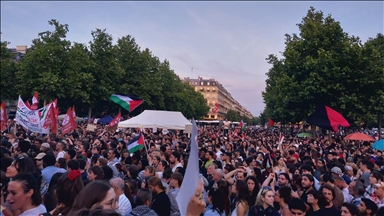 Paris : Rassemblement de soutien à Rima Hassan à République après son expulsion d’Israël