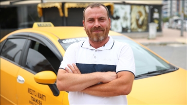 Mersin'de el freni çekilmediği için hareket eden otomobili taksici durdurdu