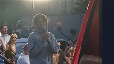 Madleen gemisinin Fransız aktivistlerinden AP üyesi Hassan, Paris'te coşkuyla karşılandı