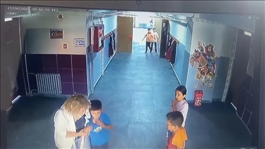 Öğretmen nefes borusuna kraker kaçan öğԳyi Heimlich manevrasıyla kurtardı