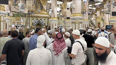 Hacılar, Ravza-i Mutahhara, Hücre-i Saadet ve Cennetü'l Baki'de dua ediyor
