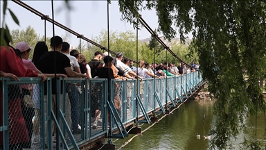 Avanos'un "sallanan köprü"sü esnafın yüzünü güldürüyor