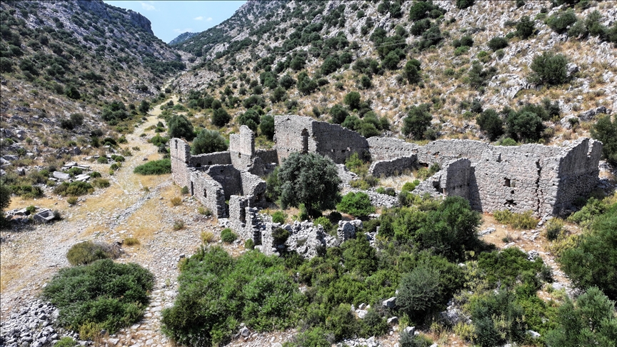 Pisidya'yı Pamfilya'ya bağlayan antik döşeme yol, ziyaretçilerini tarihte yolculuğa çıkarıyor