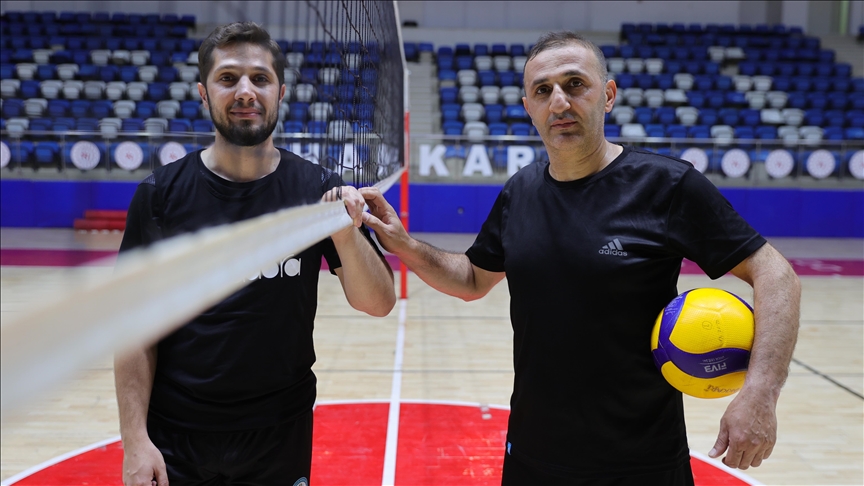 Hakkari'de baba oğul voleybol takımının başarısı için mücadele ediyor