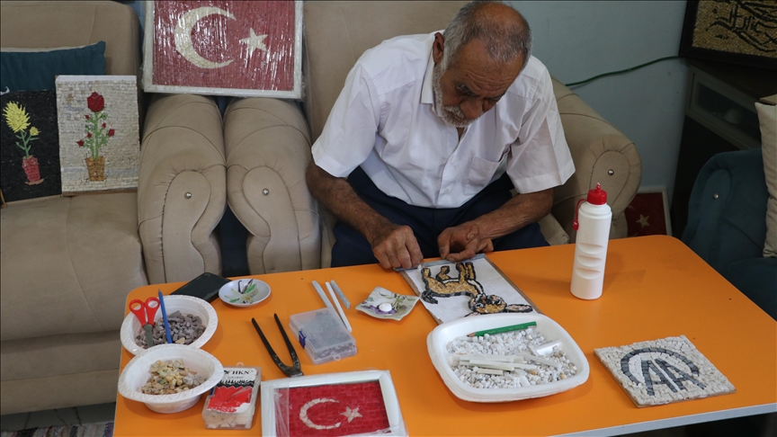 Oğlunun ödeviyle tanıştığı mozaik sanatı emeklilikteki hobisi oldu