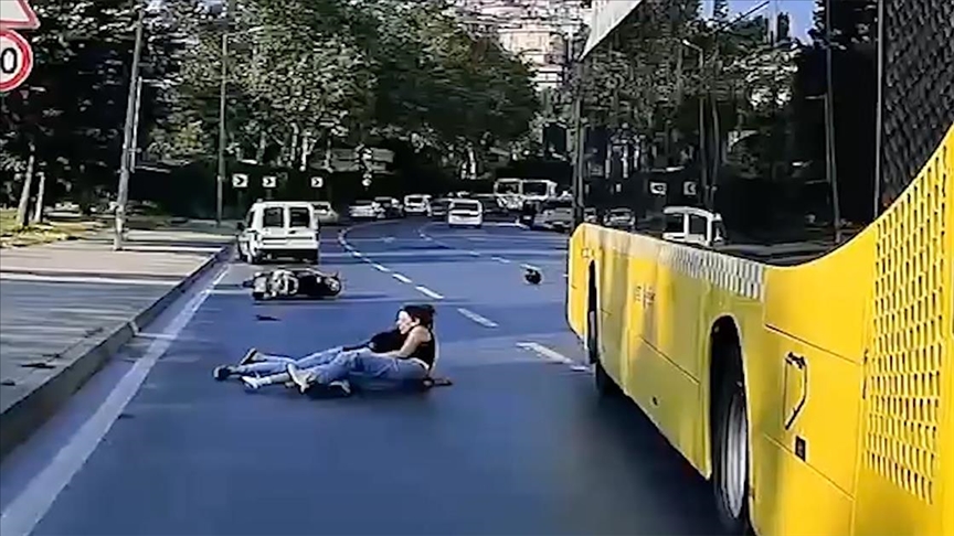Eyüpsultan'da İETT otobüsünün üzerinde 3 kişi bulunan motosiklete çarpması kamerada