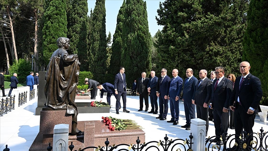 AK Parti heyeti, Bakü'de şehitlikleri ziyaret etti