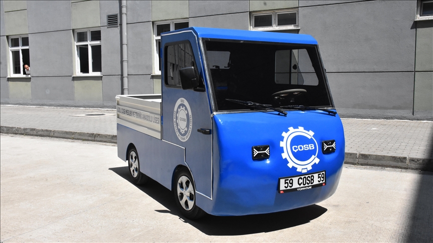 ձ쾱岹ğ'da meslek liseli öğԳler elektrikli kamyonet tasarladı