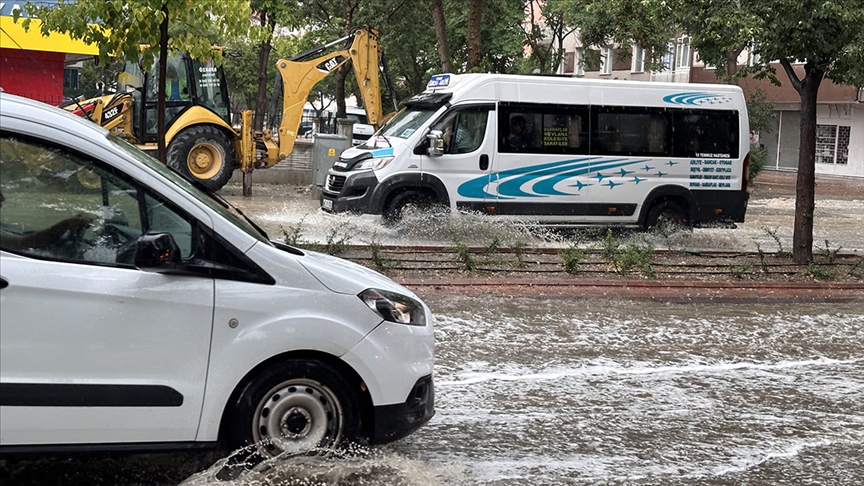 Konya'da ğԲ ve dolu hayatı olumsuz etkiledi