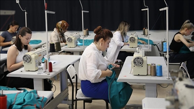 Edirne'de üniversiteliler hastane ameliyathanesi için tekstil malzemeleri dikiyor