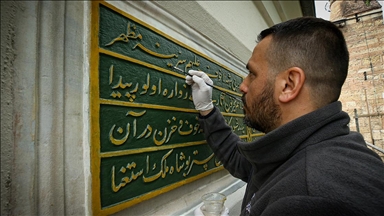 من وحي التراث.. أنامل تركية تبدع بالزخرفة والخط العربي 
