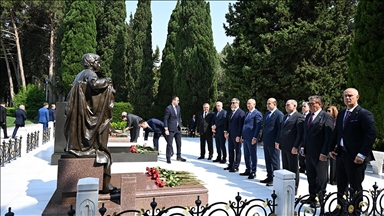 AK Parti heyeti, Bakü'de şehitlikleri ziyaret etti