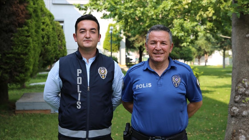 Polis baba, kendisini örnek alan oğluyla Denizli'nin huzuru için görev yapıyor