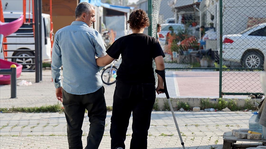 En büyük hayali deprem yüzünden yürüme zorluğu yaşayan kızının sağlığına kavuşması