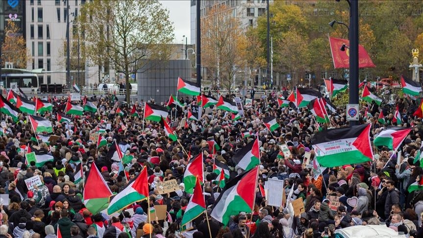 هولندا.. الآلاف يسيرون 40 كيلومترا دعما للاجئين