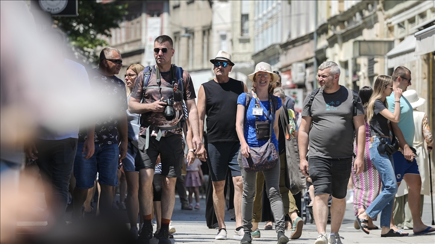 Na ulicama Sarajeva brojni turisti i građani uživaju u sunčanom danu