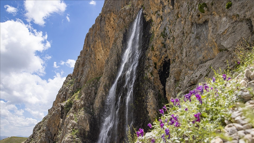 Tunceli'deki Kırkmerdiven Şelaleleri yaz sezonunda turizmi hareketlendiriyor