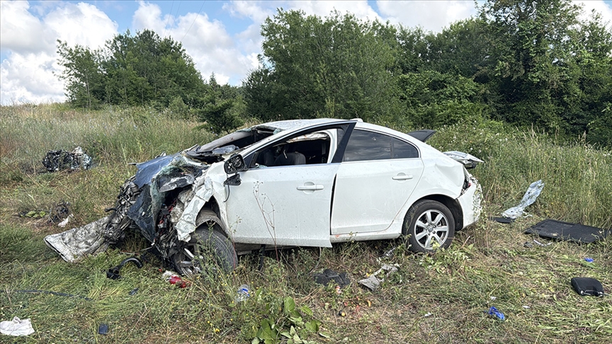 Kuzey Marmara Otoyolu'nun Kocaeli kesiminde şDZe devrilen araçtaki 8 kişi yaralandı