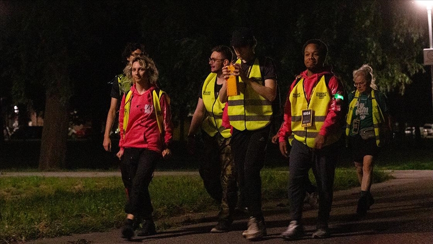 Hollanda'da binlerce kişi mültecilere destek için 40 kilometre yürüdü