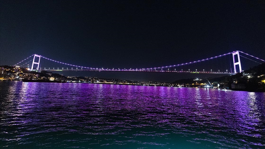 FSM Köprüsü Global Wellness Day'in 14'üncü yılı kapsamında magenta rengine büründü