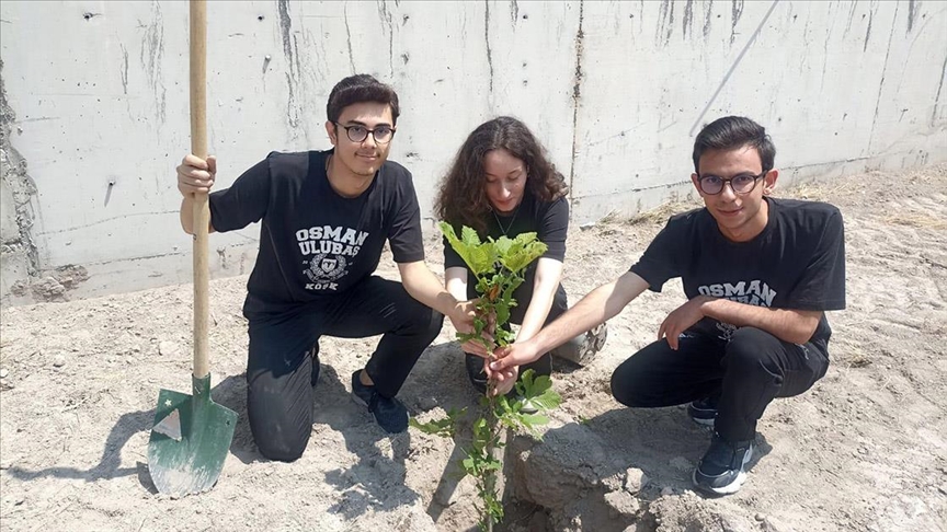 Lise öğrencileri eski tişörtleri çantaya, meyve atıklarını ise komposta dönüştürüyor