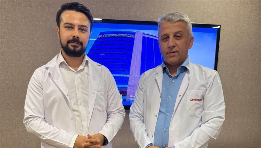 Beyin cerrahı baba-oğul, farklı hastanelerde hayat kurtarıyor