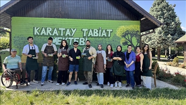 Konya'da üniversite öğrencileri okul duvarlarını renklendiriyor