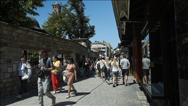 Na ulicama Sarajeva brojni turisti i građani uživaju u sunčanom danu