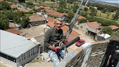 Çanakkaleli "örümcek adam" minareleri onararak ekmeğini kazanıyor