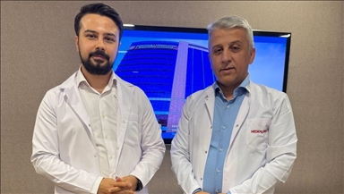 Beyin cerrahı baba-oğul, farklı hastanelerde hayat kurtarıyor