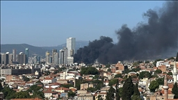 İzmir'de depoda çıkan yangına müdahale ediliyor