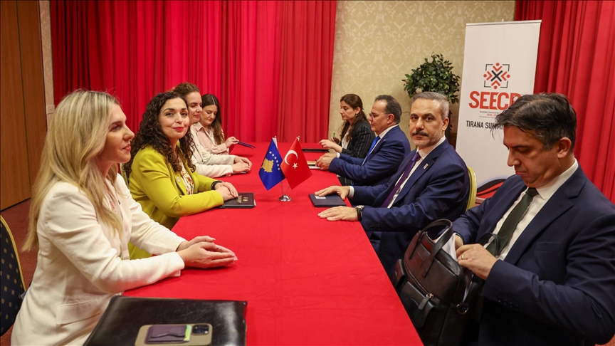 Ministri turk Fidan takohet në Tiranë me presidenten e Kosovës