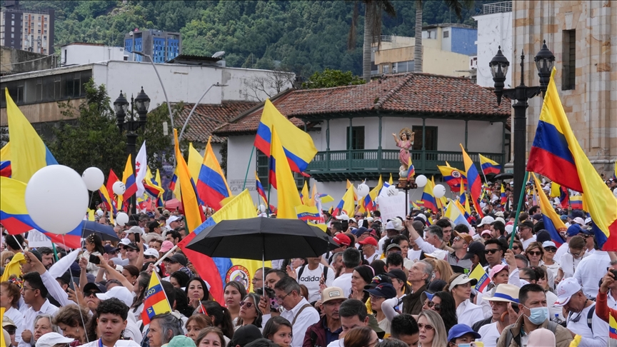 Colombia rallies for peace as injured senator faces new health crisis