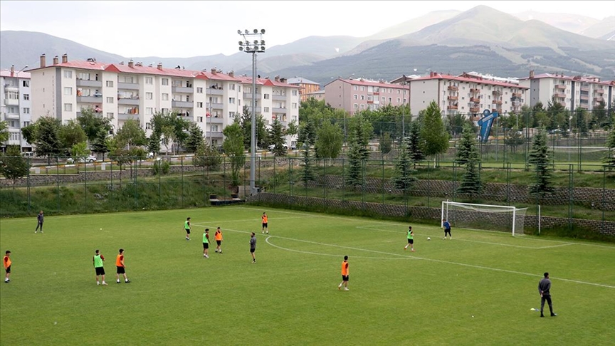 TFF'nin ilk defa uyguladığı kursla eğitim alan futbolcular, Palandöken'de antrenörlüğe hazırlanıyor