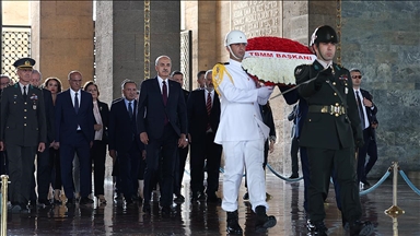 TBMM Başkanı Kurtulmuş ile Başkanlık Divanı üyeleri Anıtkabir'i ziyaret etti