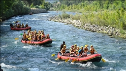 Adrenalin tutkunları Köprüçay'da rafting heyecanı yaşıyor