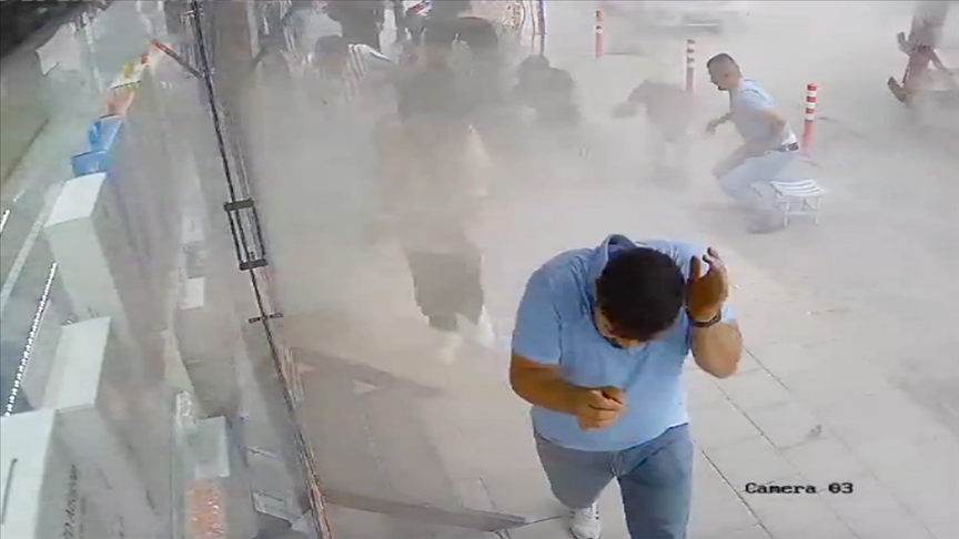 Malatya'da yanlarından geçen tırın patlayan lastiği 2 kişiyi yaraladı