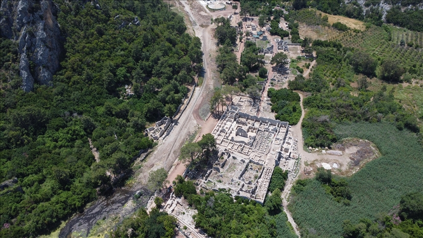 Olympos Antik Kent'te ziyarete ilk kez açılan kaya mezarları gezi rotasına dahil edildi