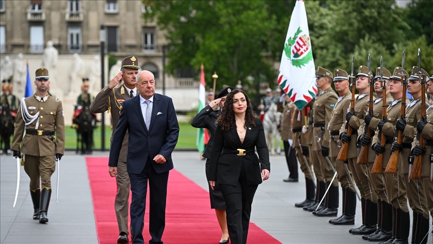 Predsjednica Kosova dočekana uz vojne počasti u Mađarskoj