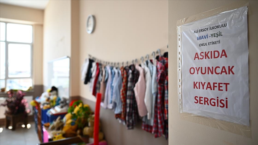 Minik öğԳler "Askıda Oyuncak-Kıyafet Sergisi"yle örnek olmak istiyor