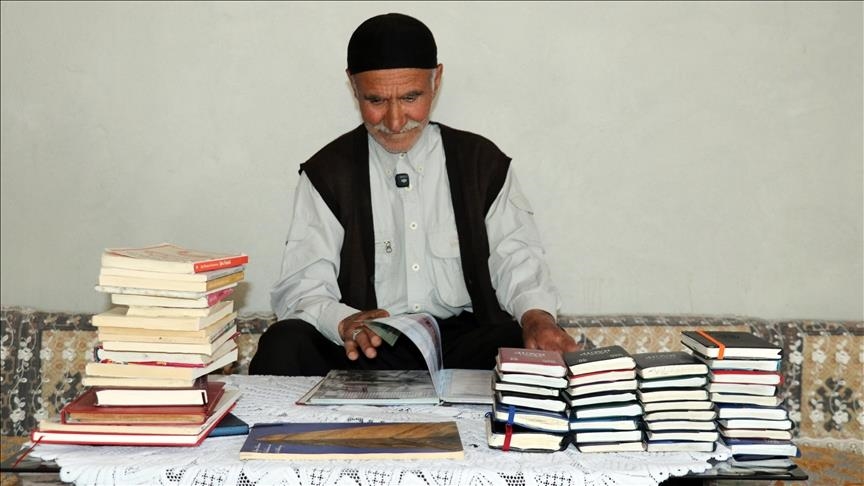 Xalê Alî yê Agiriyî yê ku li eskeriyê hînî xwendin û nivîsandinê bû 60 sal e helbestan dinivîse